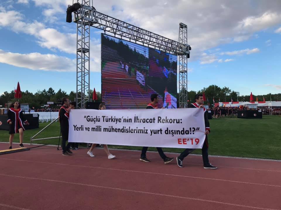 ODTÜ Mezun Oldu: Pankartlar Yine Bildiğiniz Gibi