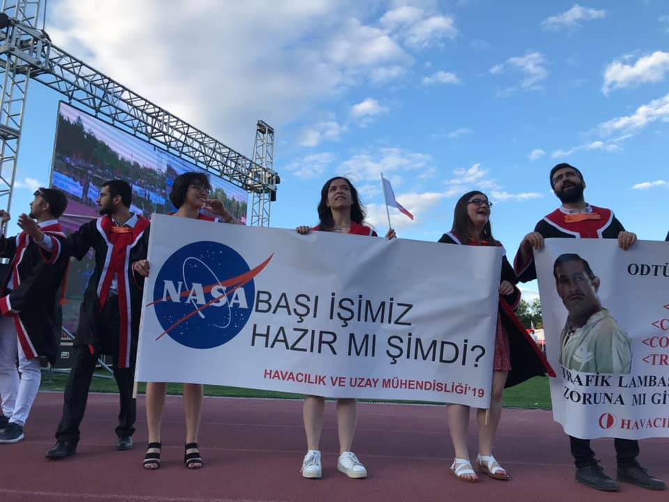 ODTÜ Mezun Oldu: Pankartlar Yine Bildiğiniz Gibi